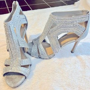 Gianni Bini Sparkle Silver 7M Heels